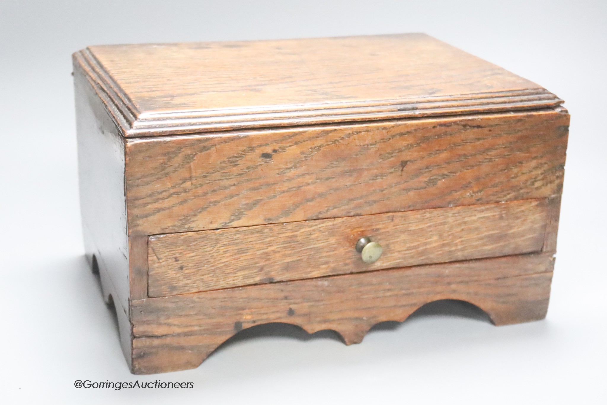 An Edwardian oak sewing casket, 30cm